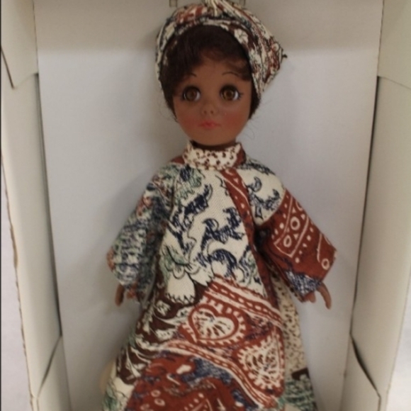 two vintage "the wonderful world of effanbee" dolls. one is still secured in the - Picture 3 of 4